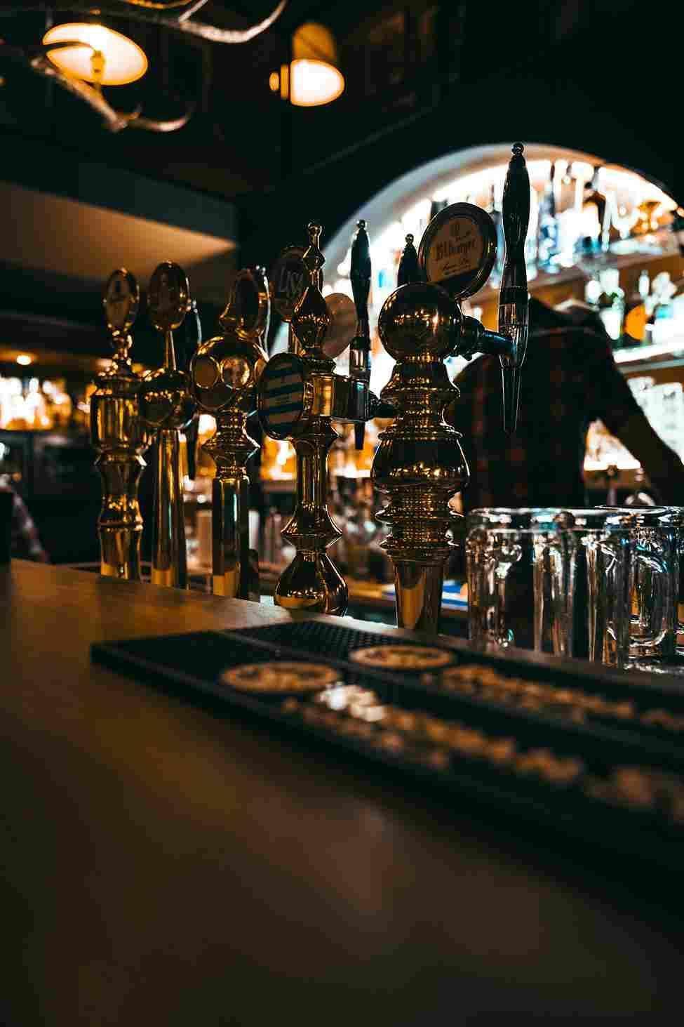 Grifo de cerveza en un pub histórico de Londres